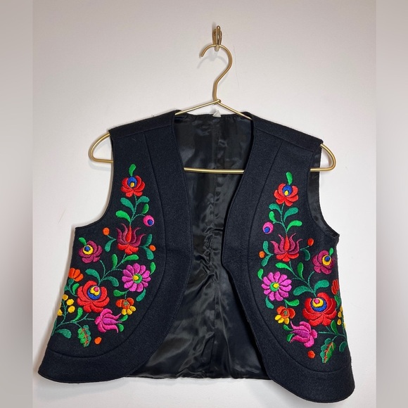 Vintage 1950’s Black Wool Felt Floral Hungarian Matyo Art Vest size 40 - Picture 5 of 13